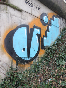 833343 Afbeelding van graffiti op de westzijde van het spoorwegviaduct bij de Nijenoord te Utrecht.